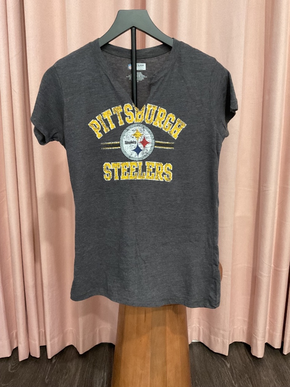 Pittsburgh Steelers NFL Women’s Large V Neck Graphic Tee
